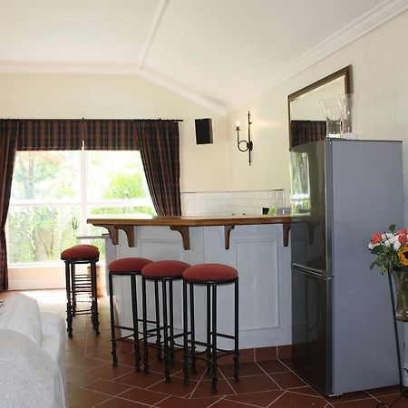 Camelot In Constantia Bed & Breakfast Кейптаун Екстериор снимка