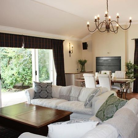 Camelot In Constantia Bed & Breakfast Кейптаун Екстериор снимка