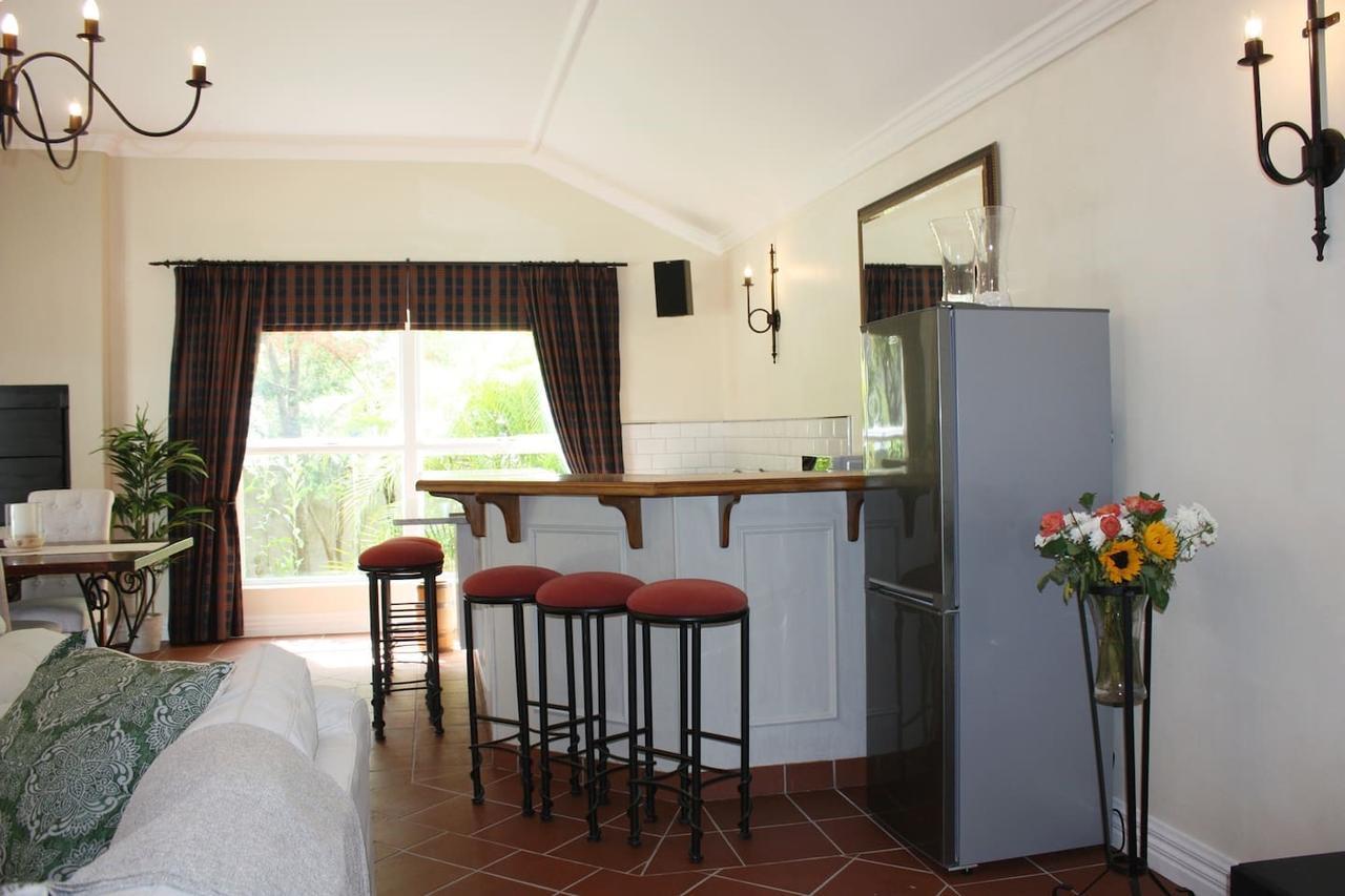 Camelot In Constantia Bed & Breakfast Кейптаун Екстериор снимка