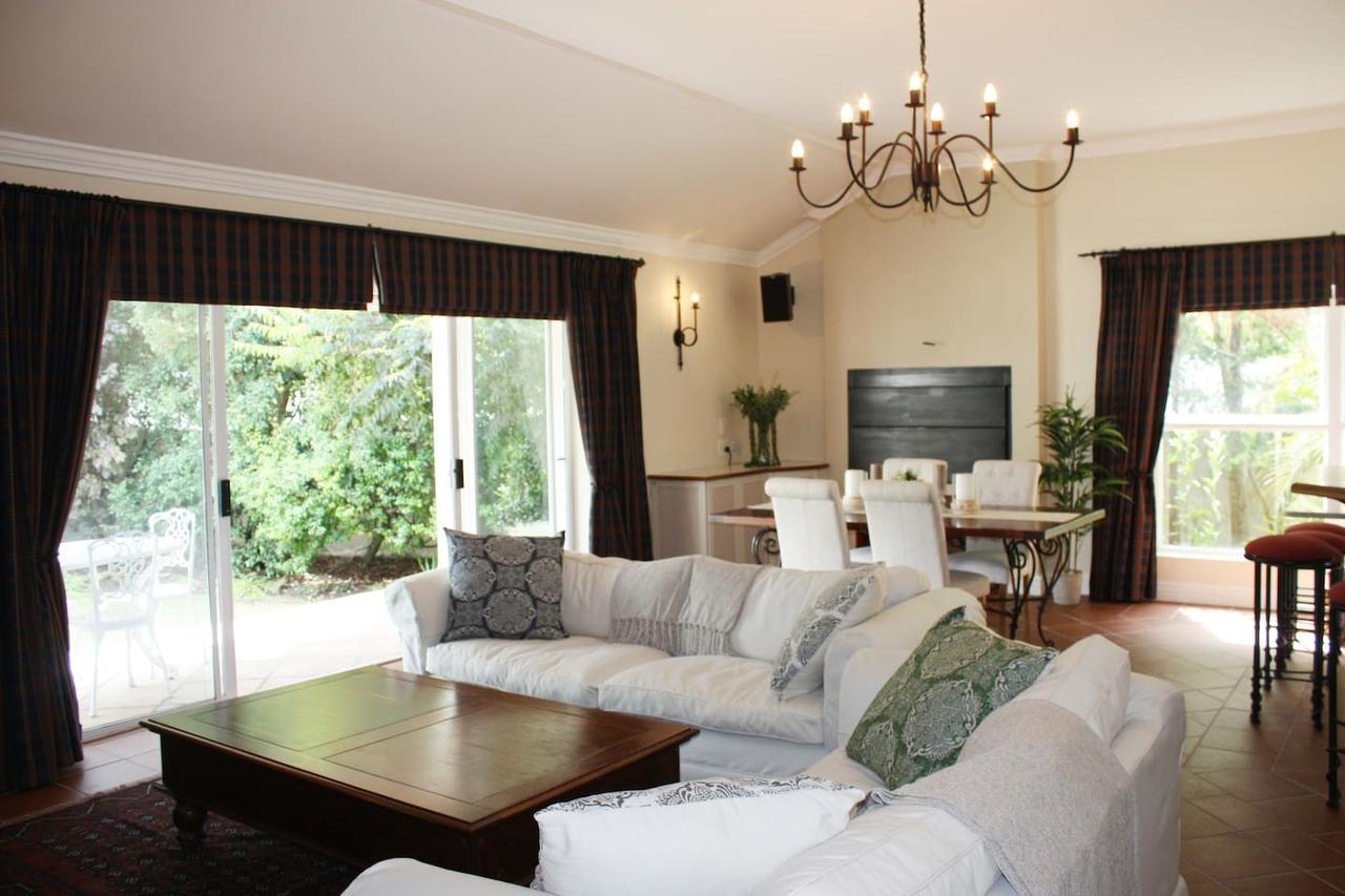 Camelot In Constantia Bed & Breakfast Кейптаун Екстериор снимка