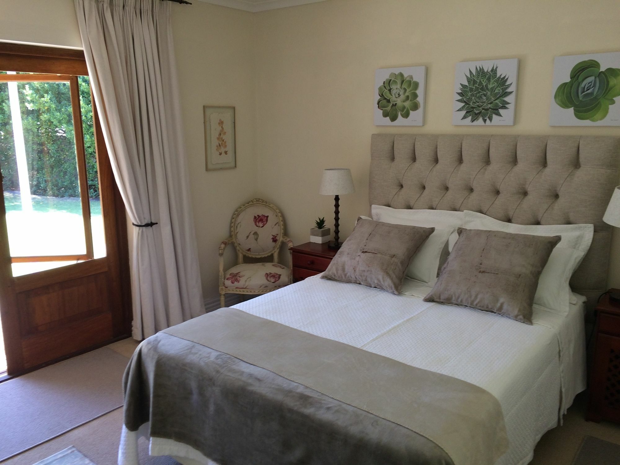 Camelot In Constantia Bed & Breakfast Кейптаун Екстериор снимка